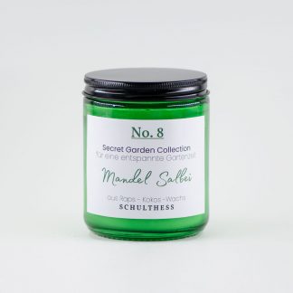 Duftkerze im Grünglas mit cremig-würzigem Duft nach Mandel und Salbei – handgemacht in der Schweiz, mit synthetischem Duft und Baumwolldocht.