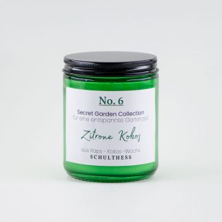 Duftkerze im Grünglas mit fruchtig-exotischem Duft nach Zitrone und Kokos – handgemacht in der Schweiz, mit synthetischem Duft und Baumwolldocht.