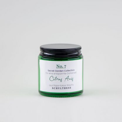 Duftkerze im kleinen Grünglas mit frischem Duft nach Citrus und Anis – handgemacht in der Schweiz, mit synthetischem Duft und Baumwolldocht.