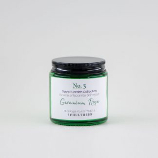 Duftkerze im kleinen Grünglas mit blumig-krautigem Duft nach Rose Geranium – handgemacht in der Schweiz, mit synthetischem Duft und Baumwolldocht.