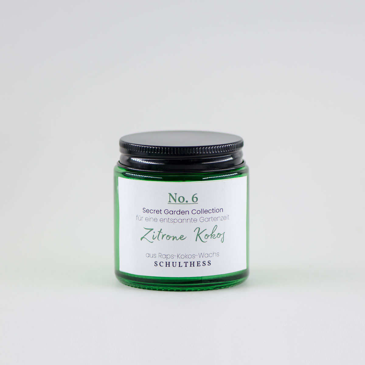 GrünglasKlein_ZitroneKokos Duftkerze im kleinen Grünglas mit fruchtig-exotischem Duft nach Zitrone und Kokos – handgemacht in der Schweiz, mit synthetischem Duft und Baumwolldocht.