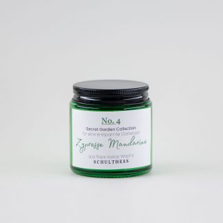 Duftkerze im kleinen Grünglas mit fruchtig-holzigem Duft nach Mandarine und Zypresse – handgemacht in der Schweiz, mit synthetischem Duft und Baumwolldocht.