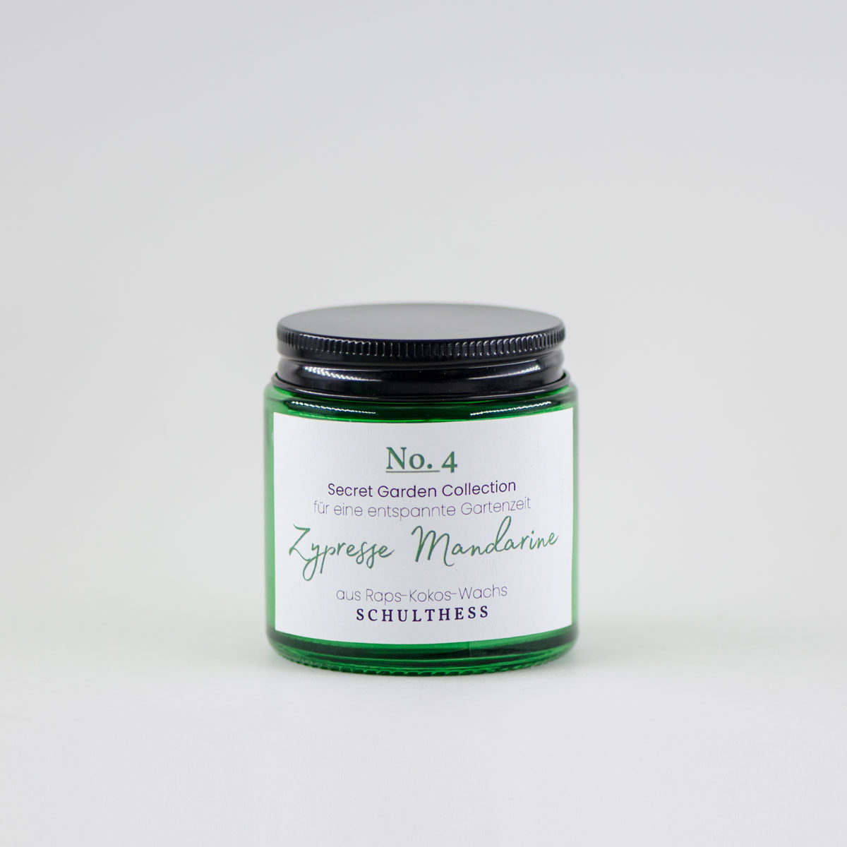GrünglasKlein_ZypresseMandarine Duftkerze im kleinen Grünglas mit fruchtig-holzigem Duft nach Mandarine und Zypresse – handgemacht in der Schweiz, mit synthetischem Duft und Baumwolldocht.