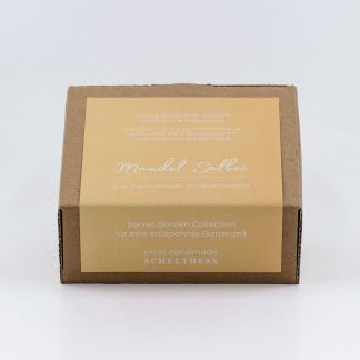 Teelicht mit cremig-würzigem Duft nach Mandel und Salbei – handgemacht in der Schweiz, mit synthetischem Duft und Baumwolldocht.